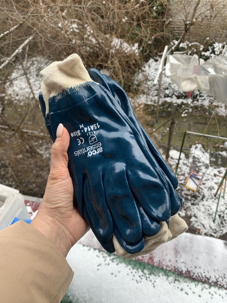 ГО “Impact” передала рятувальникам 500 пар захисних рукавиць