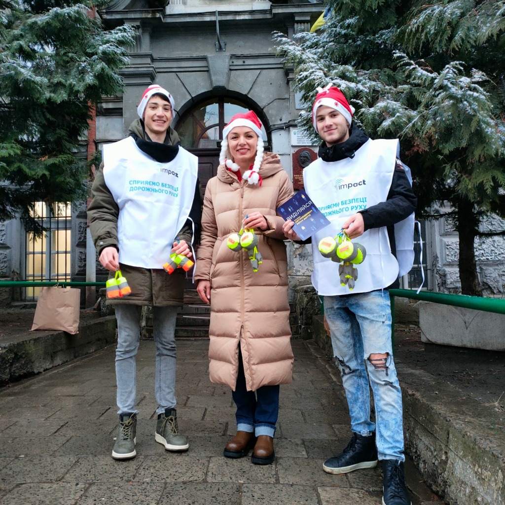 Через волонтерів Impact Миколай подарував львівським школярам дві сотні світловідбивачів