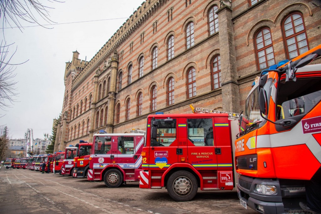 Із Великої Британії до Львова приїхав конвой із 18 пожежно-рятувальних машин 